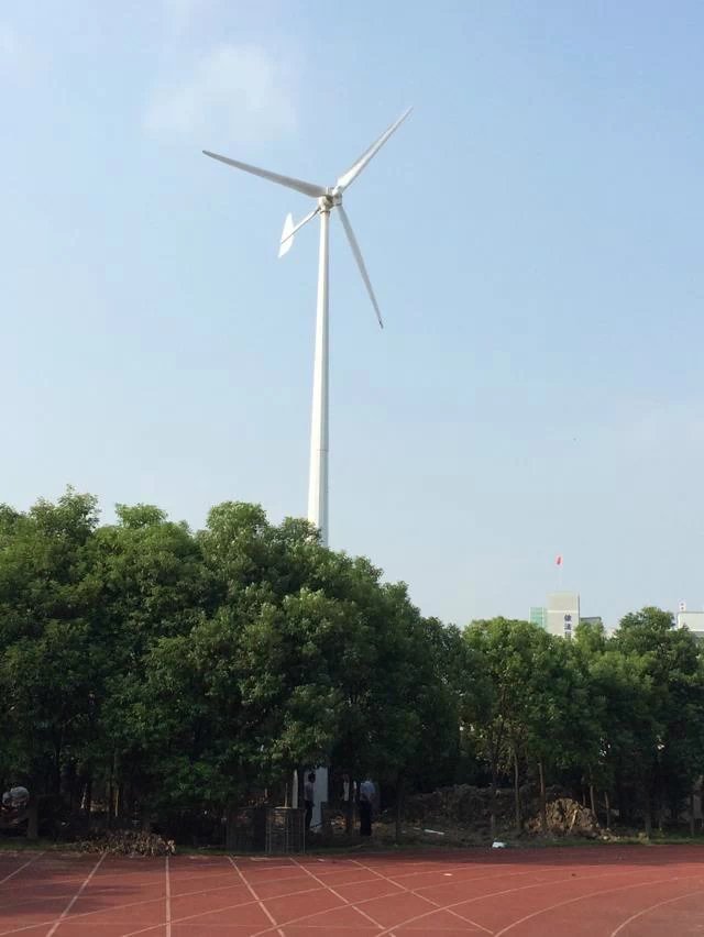 太陽(yáng)能風(fēng)力發(fā)電控制器現(xiàn)場(chǎng)